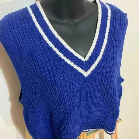 H&M Divided pullover sweater tank size medium blue and white V-neck - Picture 4 of 6